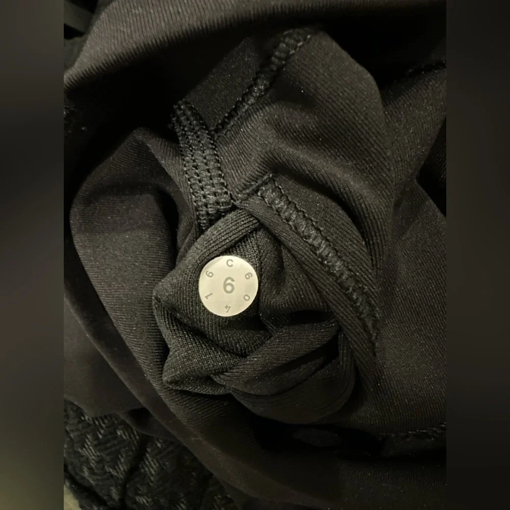 Lululemon Wunder Under High-Rise Tight 28" (size 6) - Picture 5 of 5